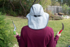 Example gifts for the vegetable gardener like an ergonomic trowel, a serrated garden knife and a hat with a wide brim and protective neck covering